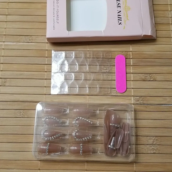 24 piece Nude rhinestone heart press on nails set - Picture 3 of 4
